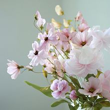 Pink florals for cake in wafer paper and sugar. Design, Artesanato, Eventos, Artes plásticas, Papercraft, Criatividade, Fotografia digital, Fotografia artística, Instagram, Fotografia gastronômica, Composição fotográfica, Teoria da cor, Design floral e vegetal, Food St, e ling projeto de Jacqueline Butler (Petalsweet) - 06.04.2022