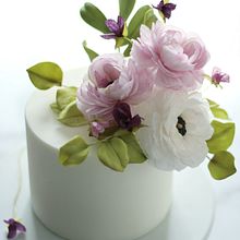 Fondant anniversary cake with wafer paper flowers. Design, Artesanato, Fotografia, Educação, Eventos, Artes plásticas, Papercraft, Criatividade, Concept Art, Decoração de interiores, Fotografia artística, Instagram, Fotografia gastronômica, Composição fotográfica, Design floral e vegetal, Food St, e ling projeto de Jacqueline Butler (Petalsweet) - 06.04.2022