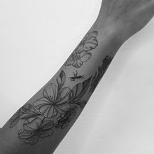 Meu projeto do curso: Tatuagem botânica com pontilhismo. Un progetto di Illustrazione tradizionale, Design di tatuaggi e Illustrazione botanica di andradef_danielle - 04.04.2022