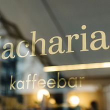 Window gilding for Zacharias Kaffeebar. Spatial Design, Arts, Crafts, Br, ing, Identit, Fine Arts, H, and Lettering project by Elena Albertoni - 04.11.2022