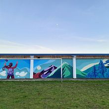 Mural Patio Coeducativo Edurne Pasaban. Street Art, and Traditional illustration project by Tamara Baz - 04.11.2022