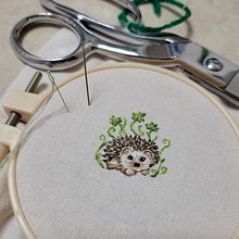 Hedgehog with shamrocks: miniature embroidery. Design de joias, Bordado, e Design têxtil projeto de ammulfinger - 11.04.2022
