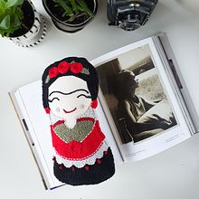 Frida dolls. Un progetto di Punch needle, Artigianato, Textile Design, Interior design, Product design, Design di giocattoli e Ricamo di Elena Mariño - 15.04.2022