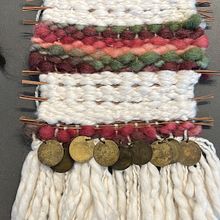 Mi Proyecto del curso: Introducción al tejido en telar de bastidor! Me encanto este curso, muchas gracias!. Accessor, Design, Decoration, Fiber Arts, Weaving, and Textile Design project by Nani Dujovne - 04.27.2022