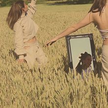 APICULA. Design, Accessor, Design, Editorial Design, and Pattern Design project by Lucía Prieto Peréz - 05.05.2022