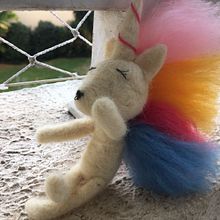 Unicórnio: Feltragem com agulha: criação de personagens com lã e agulha. Un projet de Artisanat, Conception de jouets, Feutrage à l'aiguille , et Design textile de Renata C. Tutu'mi - 06.05.2022