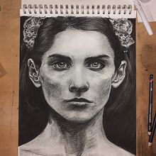 My project for course: Artistic Charcoal Portraiture: Creating Atmosphere. Un proyecto de Ilustración tradicional, Bellas Artes, Dibujo, Dibujo de Retrato, Dibujo realista y Dibujo artístico de miriam_wintereder - 04.05.2022