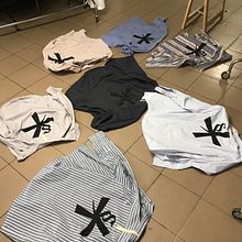 My project for course: Textile Silkscreen Printing with Stencil. Un projet de Sérigraphie, St, lisme, Estampe, Impression textile , et Design textile de Flower - 08.05.2022