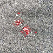 My project for course: Visible Mending: Colorful Knitwear Repair . % Elizabeth tarafından hazırlanan Moda Tasarımı, Nakış, Dikiş, Elyaf Sanatları, Geri dönüşüm, Dokuma, Ve Tekstil Tasarımı projesi - 05.09.2022