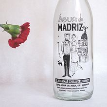 AGUA DE "MADRIZ". Un proyecto de Diseño, Ilustración tradicional, Publicidad, Artesanía, Packaging, Diseño de producto, Serigrafía, Cómic, Creatividad, Dibujo, Estampación, Cerámica, Comunicación e Ilustración con tinta de CHICHINABO INC - 10.05.2022