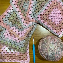 Mi proyecto del curso: Grannies de crochet: haz tu propio suéter. Een project van  Modeontwerp, Textiel, DIY, Haken y Textielontwerp van Fatima Guzman - 10.05.2022