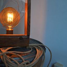 "Long lamp II". Ensamblaje Escultura Arte Diseño Iluminación. Poesía visual. Técnica Upcycling.Artista. INÉS N. MONFIL.. Un proyecto de Diseño de interiores, Diseño de iluminación, Escultura, Concept Art, Upc y cling de Inés N. Monfil - 11.05.2022