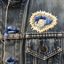 Broderie et réparation d’une veste en denim. Un progetto di Ricamo, Cucito, DIY, Upc, cling e Textile Design di Amélie Dubois - 11.05.2022