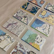 Edición de bolsillo bitácoras de viaje en colaboración con Historia Apié . Un proyecto de Encuadernación, Diseño y Diseño de papelería				 de Infinitos Lugares - 12.05.2022