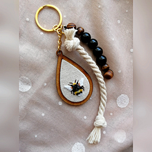 Bumblebee, Bordado en miniatura. Jewelr, Design, Embroider, and Textile Design project by Valeria López Amaya - 05.22.2022