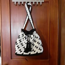 Il mio progetto del corso: Tapestry crochet: una tecnica per disegnare con filo e uncinetto. Accessor, Design, Pattern Design, Fiber Arts, DIY, Crochet, and Textile Design project by Maria Teresa Vittoria Valente - 06.01.2022