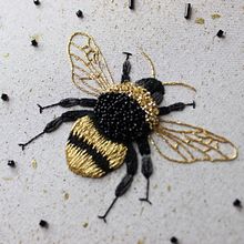 Gold Bumblebee with Metallic Paint  Ein Projekt aus dem Bereich Stickerei, Weben, H, werk und Nähen von Talisa May - 22.05.2022