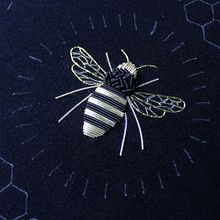 Goldwork Bee on Navy Velvet. Projekt z dziedziny  Haft,  Sz, cie,  Tkactwo i Craft użytkownika Talisa May - 22.05.2022