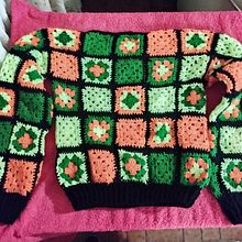 Mi proyecto del curso: Grannies de crochet: haz tu propio suéter. Un progetto di Fashion design, Fiber Art, DIY, Uncinetto e Textile Design di Carolina Ortiz - 23.05.2022