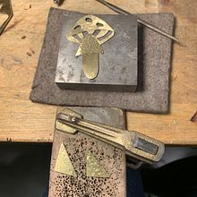 Seta y pendientes en latón. Un proyecto de Artesanía, Diseño de jo y as de Cora Amarante Pérez - 23.05.2022