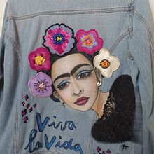 FRIDA JACKET Il mio progetto del corso: Fashion design: pittura e ricamo su indumenti. Painting, Fashion Design, Embroider, DIY, Upc, cling, and Textile Design project by Alessia Tagini - 05.26.2022
