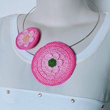 Colar de crochê / Crochet Necklace. Un proyecto de Artesanía y Crochet de Marileni Tonini - 30.05.2022