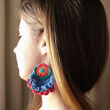 Brincos de crochê / Crochet earrings. Un proyecto de Artesanía, Diseño de jo, as, Creatividad y Crochet de Marileni Tonini - 30.05.2022