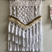 Mi proyecto del curso: Introducción al macramé: creación de un tapiz decorativo. Accessor, Design, Arts, Crafts, Interior Design, Decoration, Fiber Arts, Macramé, and Textile Design project by Carla Sandoval Loyola - 06.02.2022