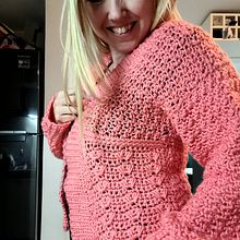 Mi proyecto del curso: Crochet: diseña y teje prendas de estilo romántico. Un progetto di Fashion design, Fiber Art, DIY, Uncinetto e Textile Design di Lucia Roncero - 05.06.2022