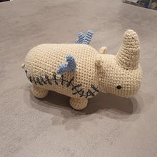 Tammy the Rhino. Een project van Craft, Speelgoedontwerp, Textiel, DIY, Haken, Amigurumi y Textielontwerp van Laura Morello - 05.06.2022