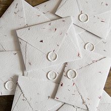 Petal Paper Wedding Stationery. Een project van Ontwerp van briefpapier, Papercraft, Upc, cling y Bloem- en plantenschikken van Sonia Carta Muriel - 07.06.2022