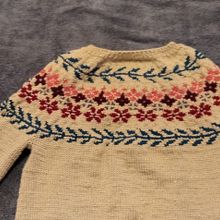Flores con la técnica jacquard. Accessor, Design, Fiber Arts, Knitting, and Textile Design project by wquezada70 - 06.04.2022
