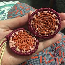 Woven earrings . Un projet de Art textile, Tissage, Artisanat , et Design de bijoux de Kelly Leahey - 09.06.2022