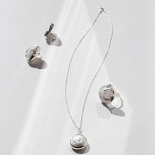 Silver Pearl Jewelry Set. Accessor, Design, Jewelr, and Design project by Maike Siegel - 06.11.2022