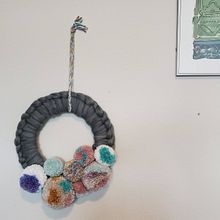 Meu projeto do curso: Design e criação de pompom. Artesanato, Decoração de interiores, DIY, e Design têxtil projeto de Marina Dessotti - 12.06.2022
