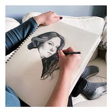 Autoportrait au crayon. Traditional illustration, Fine Arts, Sketching, Portrait Drawing, Creativit, Pencil Drawing, and Drawing project by Jehanne Pauline - 04.12.2022