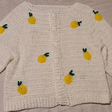 Top-down: prendas a crochet de una sola pieza con aplicaciones. Een project van  Modeontwerp, Textiel, DIY, Haken y Textielontwerp van mililoaiza - 16.06.2022