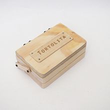 Invento Curioso: Estuche Gremio. Un projet de Menuiserie, DIY, Illustration traditionnelle, Peinture, Aquarelle, Design  , et Peinture gouache de Gina y Miguel (Tortolita Inventiva) - 04.06.2021