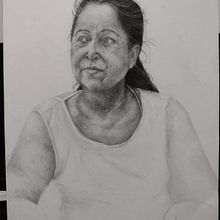 Mi proyecto del curso: Retrato realista con lápiz de grafito. Un projet de Illustration traditionnelle, Beaux Arts, Esquisse , Dessin au cra, on, Dessin, Dessin de portrait, Dessin réaliste, Dessin artistique , et Dessin anatomique de Isabel Villagran - 18.06.2022