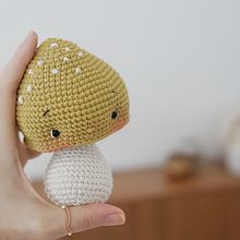 Pocket Mushroom. Character Design, Creativit, Crochet, and Amigurumi project by Elisa Ems-Domenig - 06.19.2022
