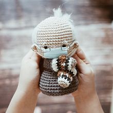 Pocket Bernie. Amigurumi, Crochet, Character Design, Creativit, To, and Design project by Elisa Ems-Domenig - 06.19.2022