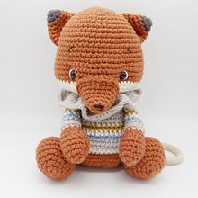 Fox JUPITER. Amigurumi, Crochet, Creativit, Character Design, To, and Design project by Elisa Ems-Domenig - 06.19.2022