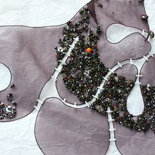 Lace top with beaded brush strokes.. Un projet de Artisanat, Broderie , et Couture de Claire de Waard - 20.06.2022