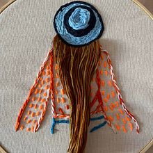 Mi proyecto del curso: Técnicas de bordado para crear peinados con volumen. Een project van Ontwerp van accessoires, Kostuumontwerp, Borduurwerk, Kleurentheorie y Textielontwerp van Aida Velázquez - 27.06.2022