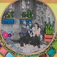 Bordado fotográfico "hermanas" 📸🧶🧵. Un proyecto de Fotografía, Collage, Papercraft, Estampación, Bordado, DIY y Diseño textil de Mitzii Damian - 29.06.2022
