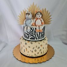 Pastel de cumpleaños con tema de la sabana y muñecos personalizados. Creativit, and Character Design project by Paola Pirela - 06.13.2022