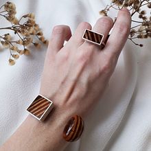 Meu projeto do curso: Design de joias em madeira e prata. Un progetto di Design di accessori, Artigianato e Design di gioielli di Luiza Costa - 09.07.2022