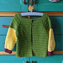 My project for course:  Top-Down: One-Piece Crocheted Garments . Un proyecto de Diseño de moda, Tejido, DIY, Crochet y Diseño textil de Marieke - 10.07.2022