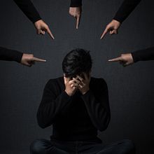 "Self judging". Photograph, Fine Arts, Portrait Photograph, Digital Illustration, Studio Photograph, Concept Art, Digital Photograph, Fine-Art Photograph, Matte Painting, Self-Portrait Photograph, Photomontage, and Photo Retouching project by Axel Villeda - 06.09.2019