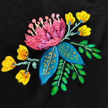 My project for course: Flower Composition with Acrylic Paint and Embroidery. Traditional illustration, Painting, Embroider, Acr, lic Painting, and Textile Design project by lisbel92 - 07.13.2022